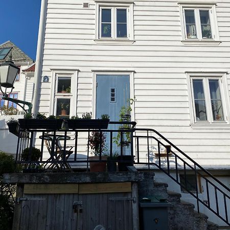 Entire Renovated Apartment From 1780 With Kitchen, Bath, Bedroom, And Living Room In Skuteviken Bergen Ngoại thất bức ảnh