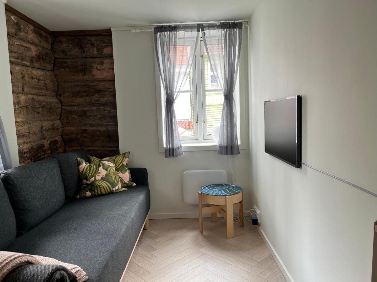 Entire Renovated Apartment From 1780 With Kitchen, Bath, Bedroom, And Living Room In Skuteviken Bergen Ngoại thất bức ảnh