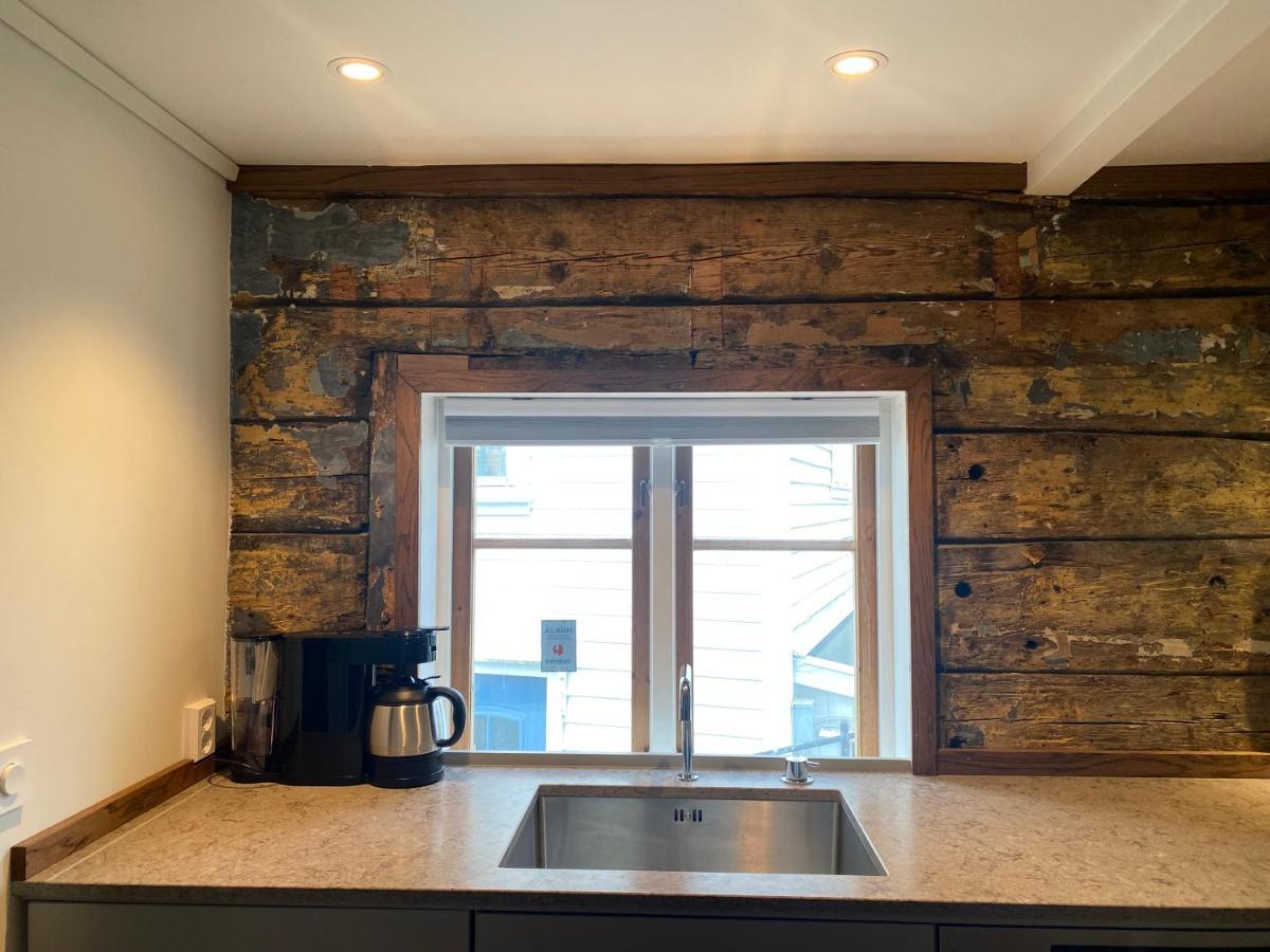 Entire Renovated Apartment From 1780 With Kitchen, Bath, Bedroom, And Living Room In Skuteviken Bergen Ngoại thất bức ảnh