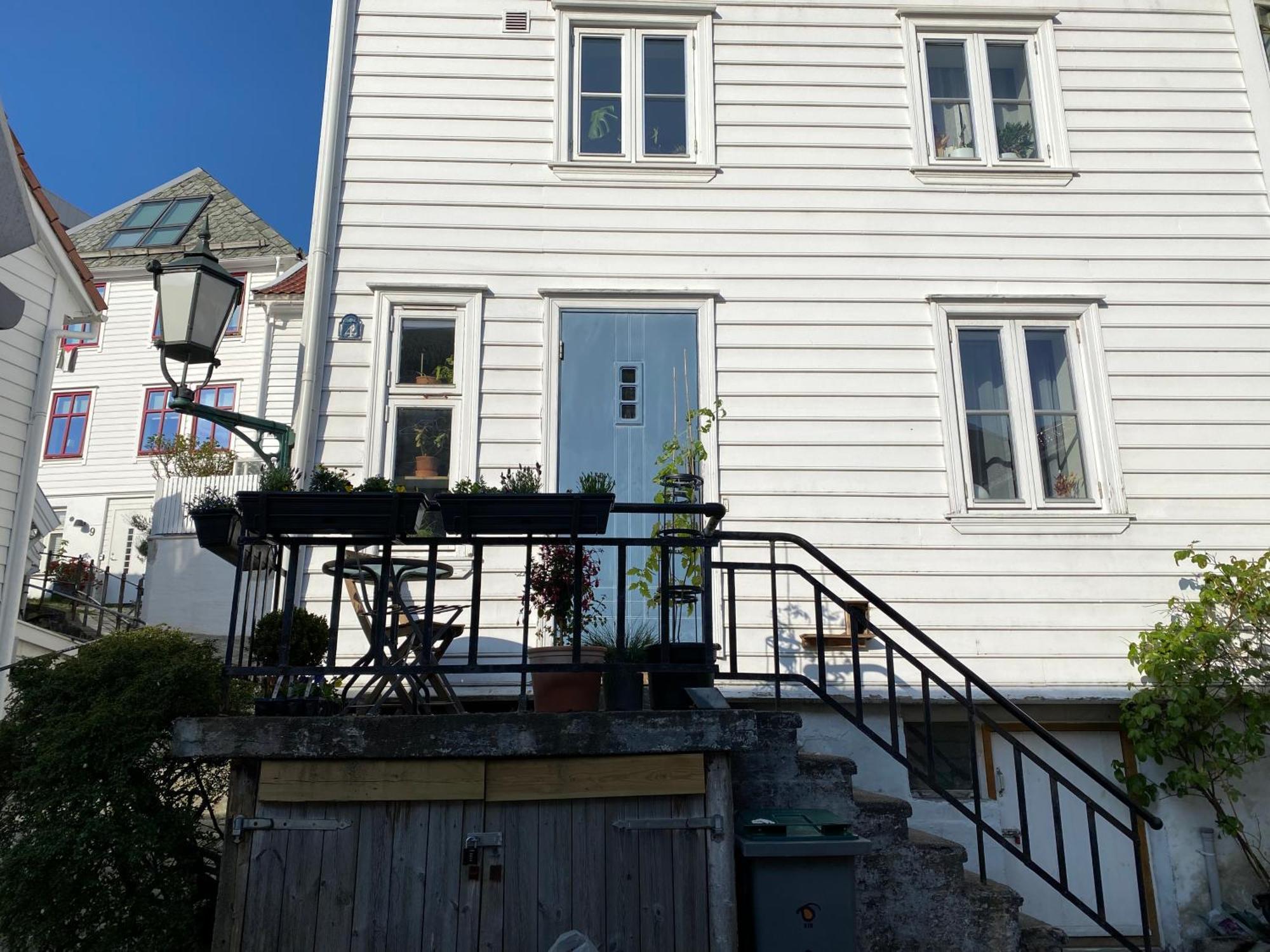 Entire Renovated Apartment From 1780 With Kitchen, Bath, Bedroom, And Living Room In Skuteviken Bergen Ngoại thất bức ảnh